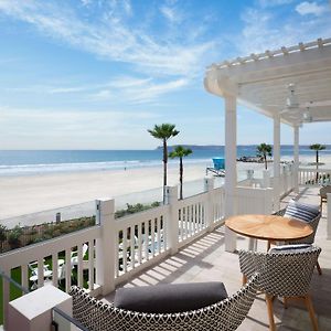 Oceanfront Queen Room Hearing accessible